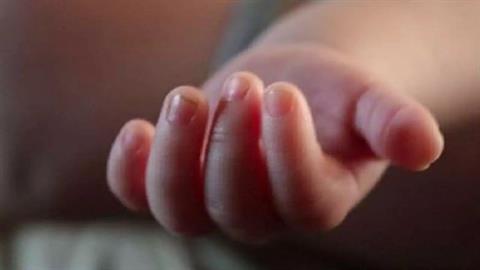 Μωρό έχασε τη ζωή του από τραγικό ατύχημα - το πλάκωσε ο μπουφές της γιαγιάς του